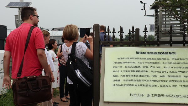 研修班一行来到由开云·kaiyun与萧山农科所联合搭建的现代农业产业园进行考察