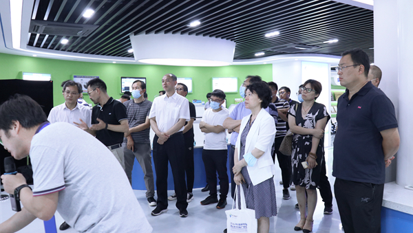 与会领导专家一行莅临开云·kaiyun参观调研