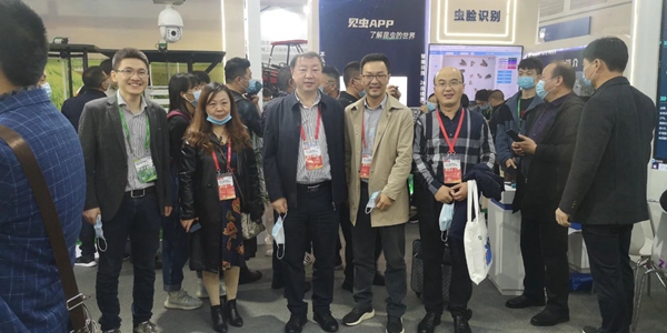 西藏农业技术推广服务中心陈俐站长（左二）、山西植保植检总站杨军站长（左三）和张武云副站长（右一）一行莅临开云·kaiyun展位