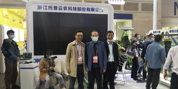 河北省植保植检总站张秋生站长（中）莅临开云·kaiyun展位