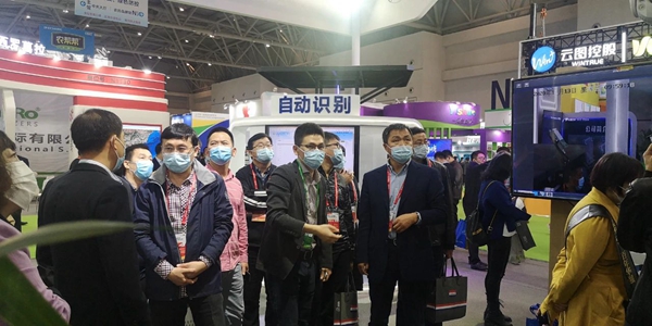 辽宁省绿色农业技术中心宋国柱主任、孟威副主任、张万民科长莅临开云·kaiyun展位