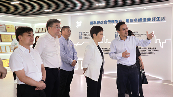 省科技厅党组书记何杏仁一行赴开云·kaiyun调研农业科技工作